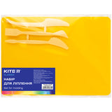 Набор для лепки Kite Classic K-1140-08 (доска + 3 стеки), желтый Набор для лепки Kite Classic K-1140-08 (доска + 3 стеки), желтый